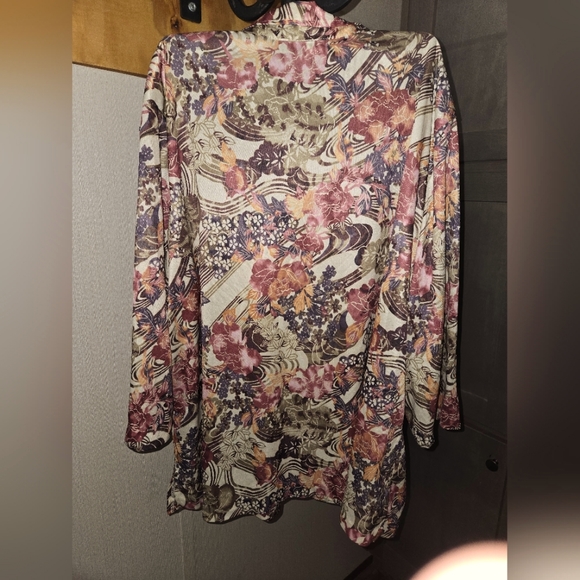 ***Sara Morgan Floral Shirt (3X) - Picture 4 of 8